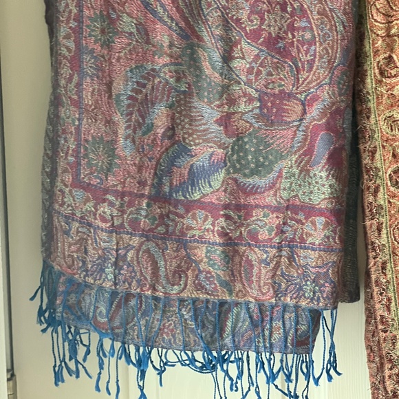 Pair of Shawls/Scarves - Picture 6 of 9